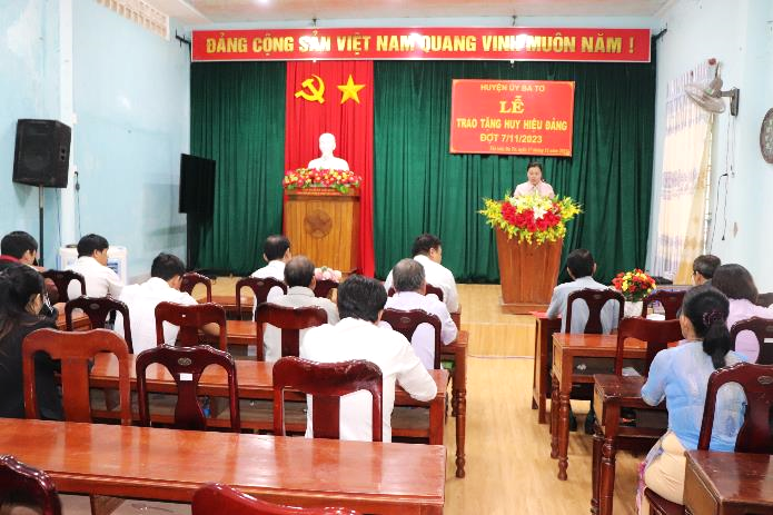 Huyện ủy Ba Tơ đã tổ chức Lễ trao tặng huy hiệu Đảng đợt 7/11/2023 cho các Đảng viên của Đảng bộ thị trấn Ba Tơ