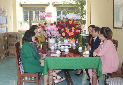 Lãnh đạo huyện thăm và chúc mừng ngày Nhà giáo Việt Nam 20/11 tại Phòng Giáo dục và Đào tạo