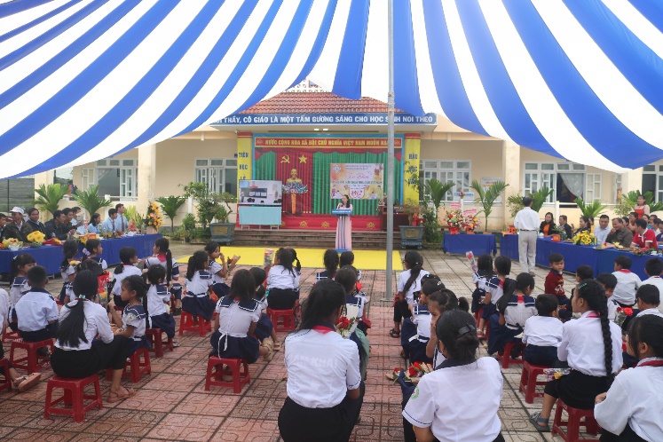 Lãnh đạo huyện dự tọa đàm Kỷ niệm ngày Nhà giáo Việt Nam 20 – 11 tại Trường TH &THCS Ba Lế