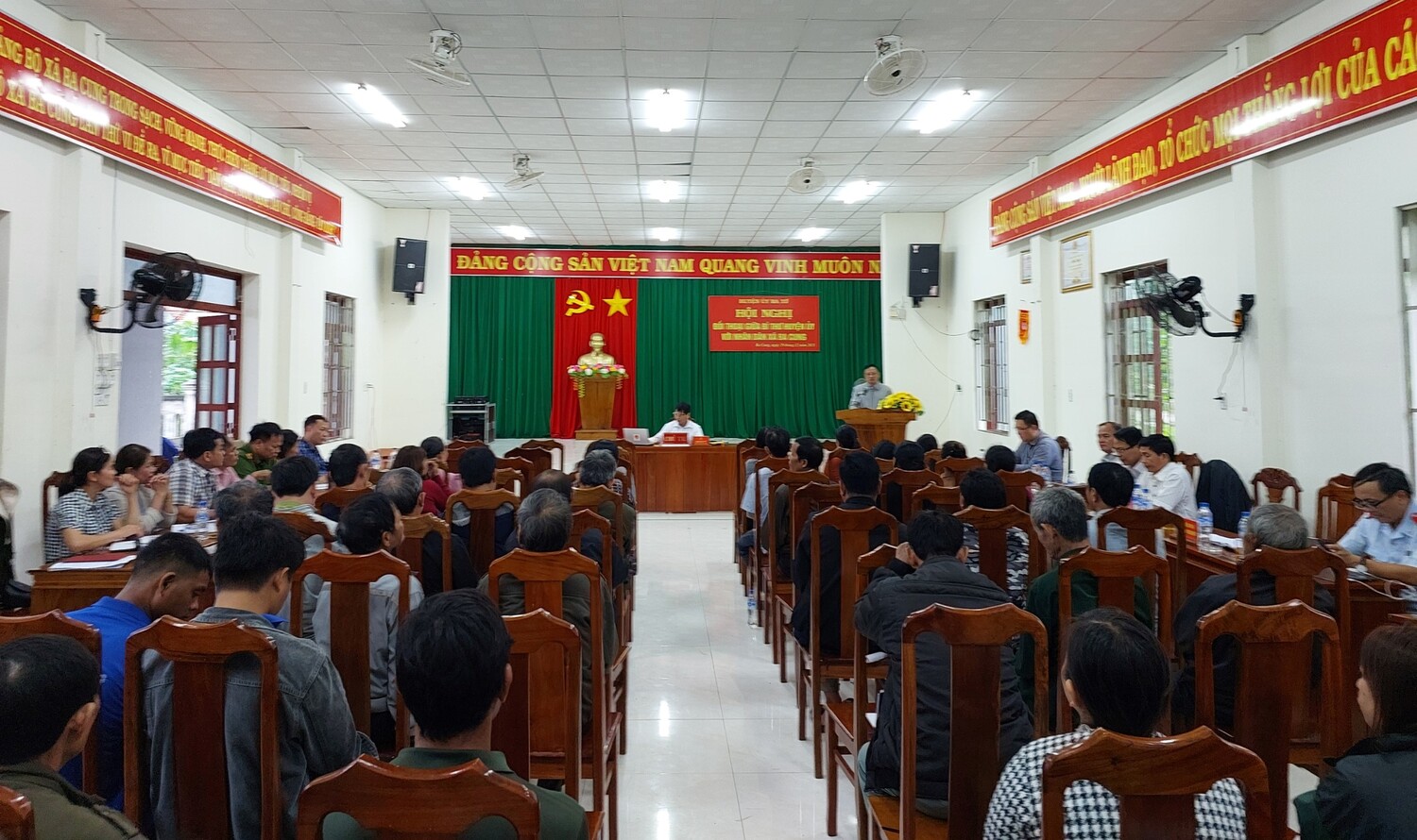 Bí thư Huyện ủy Ba Tơ tiếp xúc đối thoại trực tiếp với nhân dân xã Ba Cung