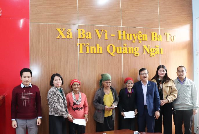 Đoàn công tác của huyện Ba Tơ thăm, tặng quà Tết tại xã Ba Vì, xã Ba Xa và nguyên lãnh đạo huyện Ba Tơ