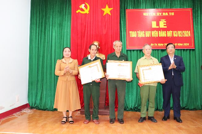Huyện ủy Ba Tơ tổ chức Lễ trao huy hiệu Đảng đợt 3/2/2024 cho các đảng viên ở Đảng bộ xã Ba Vì