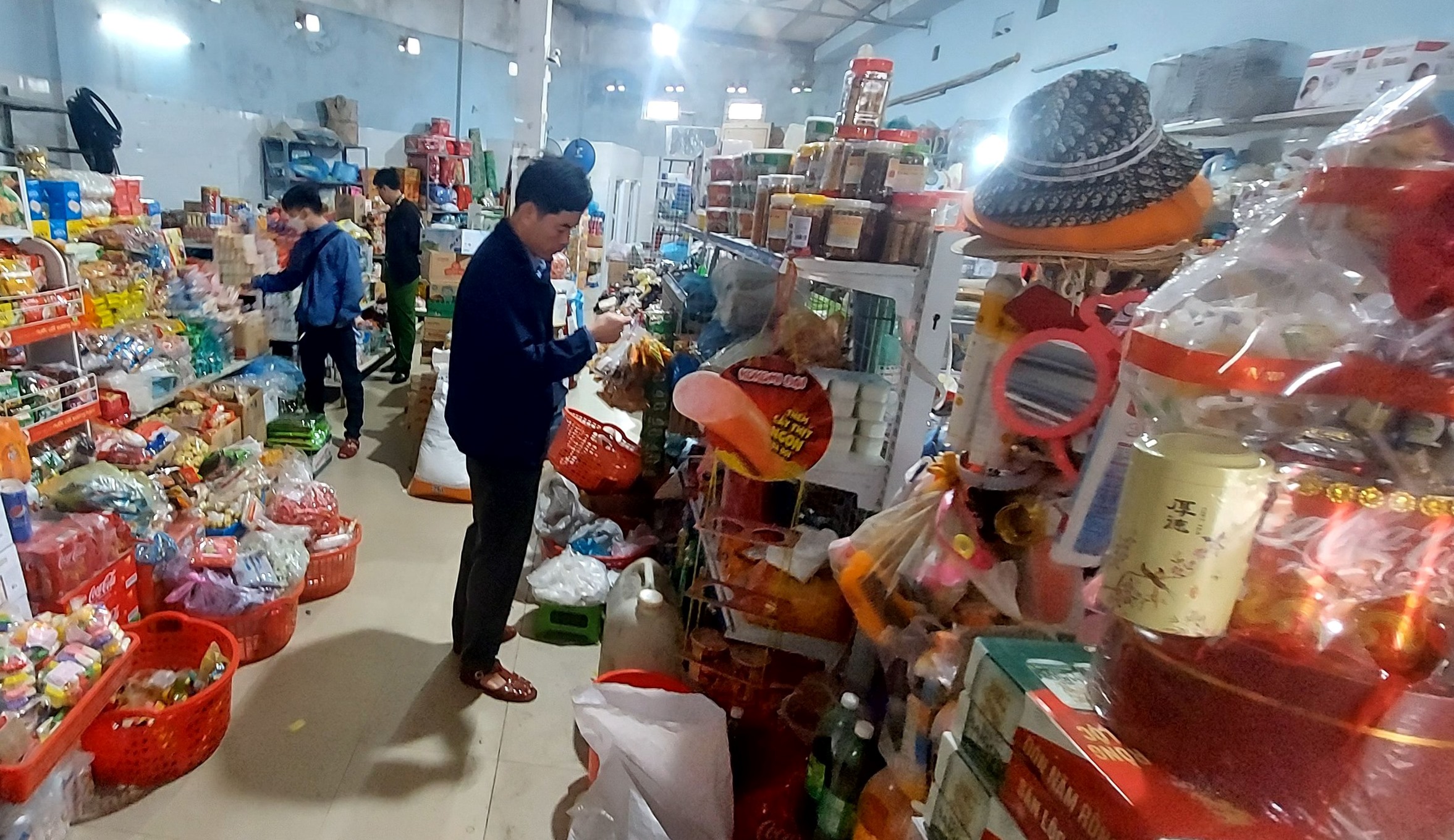 Huyện Ba Tơ tăng cường kiểm tra đảm bảo an toàn thực phẩm trong dịp Tết Nguyên đán Giáp Thìn năm 2024