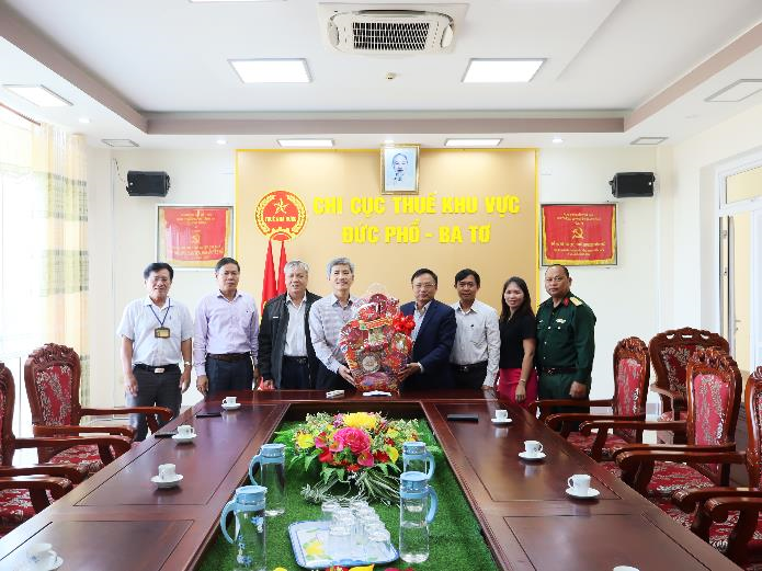 Chủ tịch UBND huyện Phạm Xuân Vinh thăm, chúc Tết các đơn vị và các đồng chí nguyên lãnh đạo huyện Ba Tơ