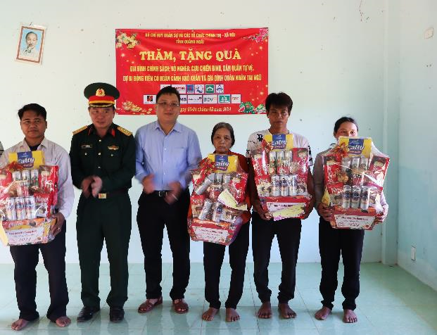 Lãnh đạo Bộ Chỉ huy Quân sự tỉnh và lãnh đạo Huyện ủy Ba Tơ thăm tặng quà Tết cho nhân dân thôn Cây Muối, xã Ba Trang