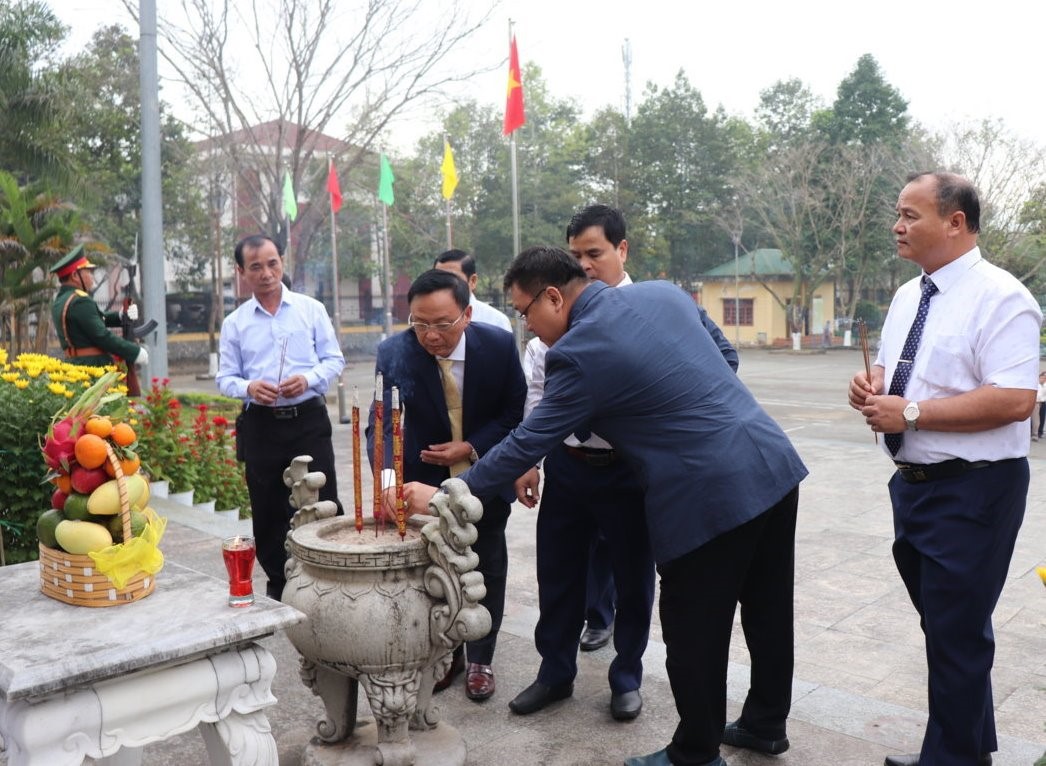 Tổ chức lễ đặt lẳng hoa, viếng nhang tại Tượng đài Khởi nghĩa Ba Tơ và viếng Nghĩa trang liệt sĩ huyện nhân dịp Tết Nguyên đán Giáp Thìn năm 2024