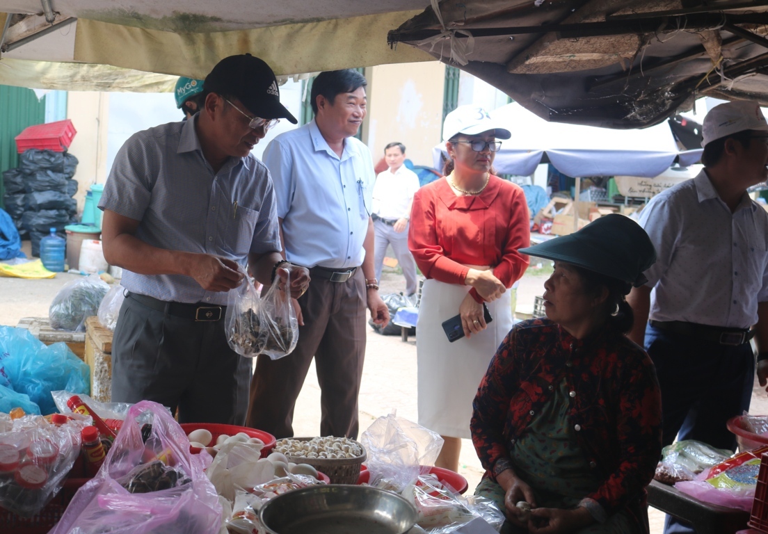 Chủ tịch UBND huyện Phạm Xuân Vinh kiểm tra thực tế tại chợ thị trấn Ba Tơ