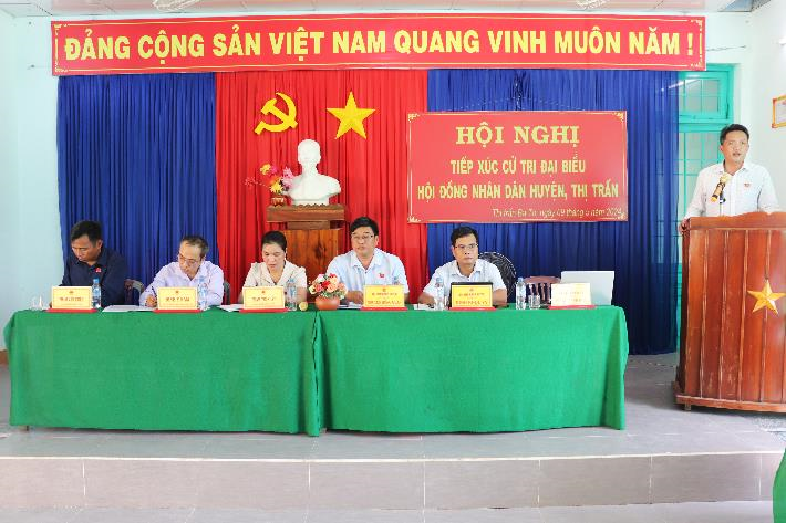 Đồng chí Đinh Ngọc Vỹ, Bí thư Huyện ủy, Chủ tịch HĐND huyện Ba Tơ tiếp xúc cử tri tại thị trấn Ba Tơ
