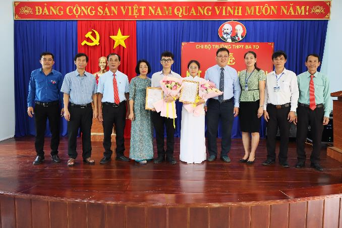 Chi bộ Trường Trung học Phổ thông Ba Tơ tổ chức Lễ kết nạp đảng viên cho hai đoàn viên ưu tú