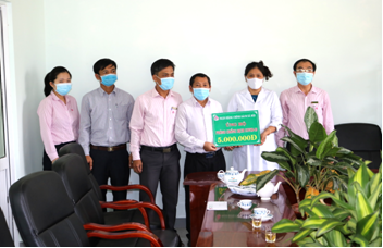 Lãnh đạo huyện và Ngân Hàng chính sách thăm và tặng quà cho đội ngũ Y, Bác sĩ, nhân viên y tế tại Trung tâm Y tế huyện Ba Tơ