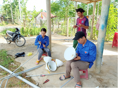 Đoàn xã Ba Cung, huyện Ba Tơ thực hiện công trình thanh niên “Điện thắp sáng đường quê”