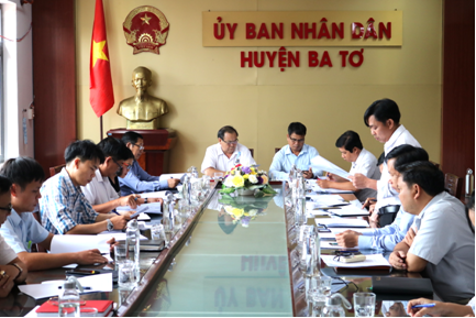 Đồng chí Trần Trung Triết - Chủ tịch UBND huyện bàn giao công việc và nhiệm vụ để nghỉ hưu theo chế độ