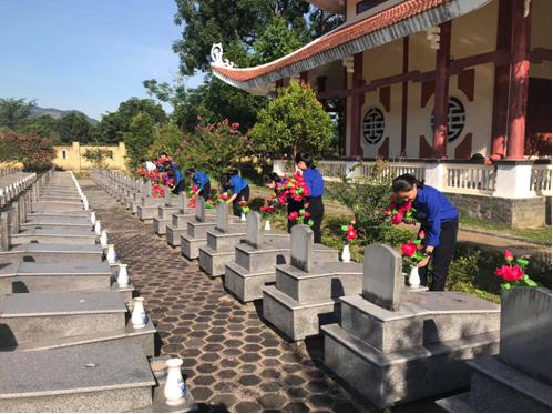Huyện đoàn phối hợp với Chi nhánh Viettel Ba Tơ thay mới hoa các phần mộ tại Nghĩa trang liệt sỹ huyện