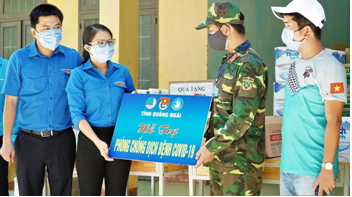 Thăm, tặng quà cho các lực lượng làm nhiệm vụ tại Khu cách ly huyện Ba Tơ