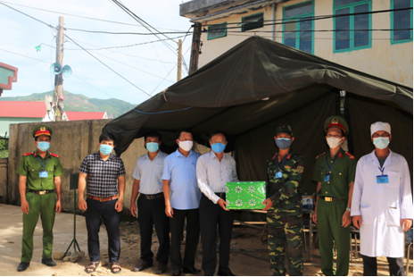 Lãnh đạo huyện Ba Tơ thành lập Đoàn công tác thăm, tặng quà cho lực lượng làm nhiệm vụ tại các điểm chốt phòng, chống dịch Covid-19 trên địa bàn huyện