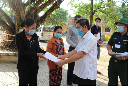 UBND huyện Ba Tơ trao giấy chứng nhận hoàn thành thời gian cách ly cho 57 công dân