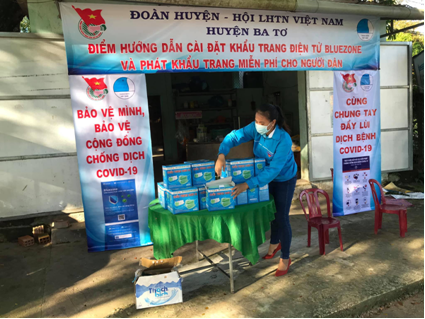 Đoàn huyện và Hội Liên Hiệp Thanh Niên Việt Nam huyện Ba Tơ tổ chức ra quân tuyên truyền và cài đặt ứng dụng Bluezone và phát khẩu trang miễn phí cho người dân