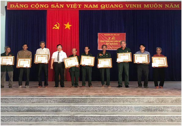 Đảng ủy xã Ba Xa tổ chức Lễ trao tặng Huy hiệu Đảng đợt 02/9/2020