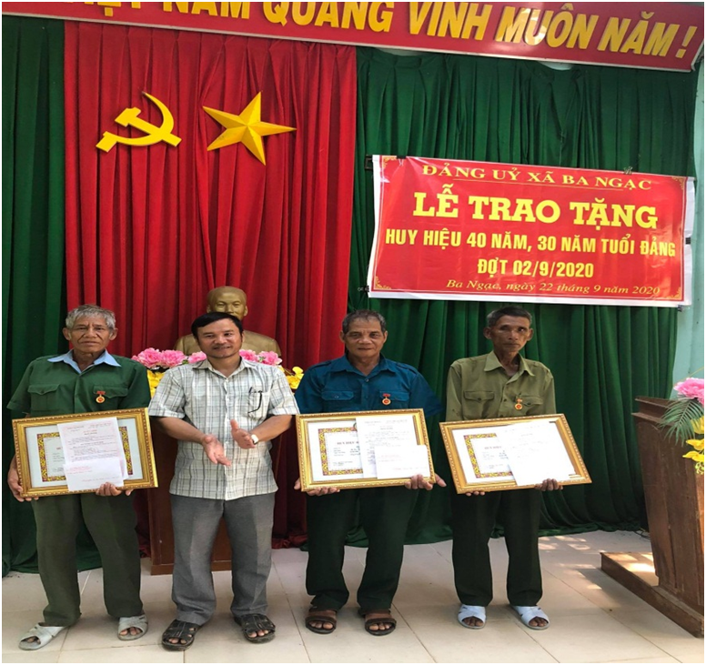 Đảng ủy xã Ba Ngạc trao huy hiệu 30, 40 năm tuổi Đảng cho đảng viên thuộc Đảng ủy xã