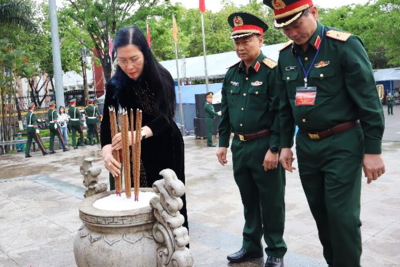 Bộ Tư lệnh Quân khu 5 và Tỉnh ủy Quảng Ngãi tổ chức đặt vòng hoa, dâng hương Tượng đài Khởi nghĩa Ba Tơ nhân kỷ niệm 80 năm Ngày Khởi Nghĩa Ba Tơ