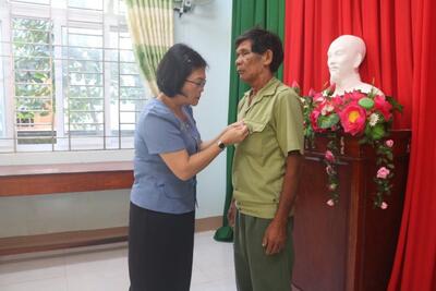 Ban Thường vụ Huyện ủy Ba Tơ trao tặng Huy hiệu đảng đợt 19/5  cho Đảng viên thuộc Đảng bộ xã Ba Vinh và xã Ba Điền