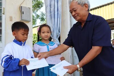 Hội Khuyến học huyện Ba Tơ trao học bổng cho 50 học sinh có hoàn cảnh khó khăn, có tinh thần nỗ lực vươn lên trong học tập, trong rèn luyện