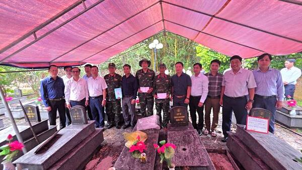 Lãnh đạo 8 xã thắp hương, động viên lực lượng tìm kiếm, xác định danh tính liệt sĩ