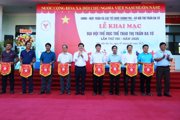 PHÓ CHỦ TỊCH UBND HUYỆN THÀNH MINH THUẬN DỰ KHAI MẠC ĐẠI HỘI THỂ DỤC THỂ THAO THỊ TRẤN BA TƠ LẦN THỨ 8 NĂM 2025