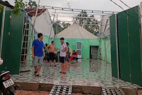 Ba Tơ: Trên 95 nhà dân bị tốc mái, hư hại nặng do mưa đá, lốc xoáy