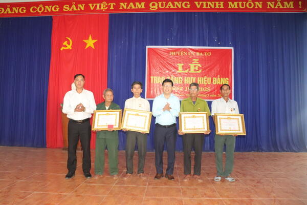 Trao Huy hiệu Đảng cho đảng viên tại Đảng bộ xã Ba Xa