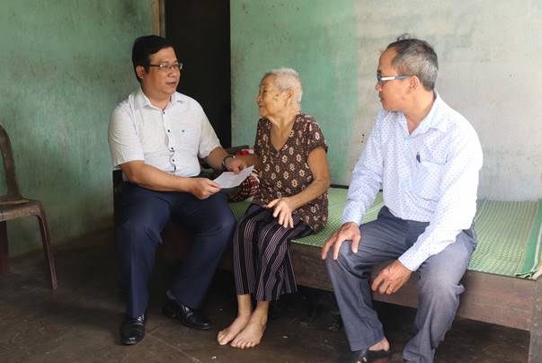 Thăm, tặng quà cho gia đình bà Trịnh Thị Ba, Tuất liệt sĩ, TDP Tài Năng