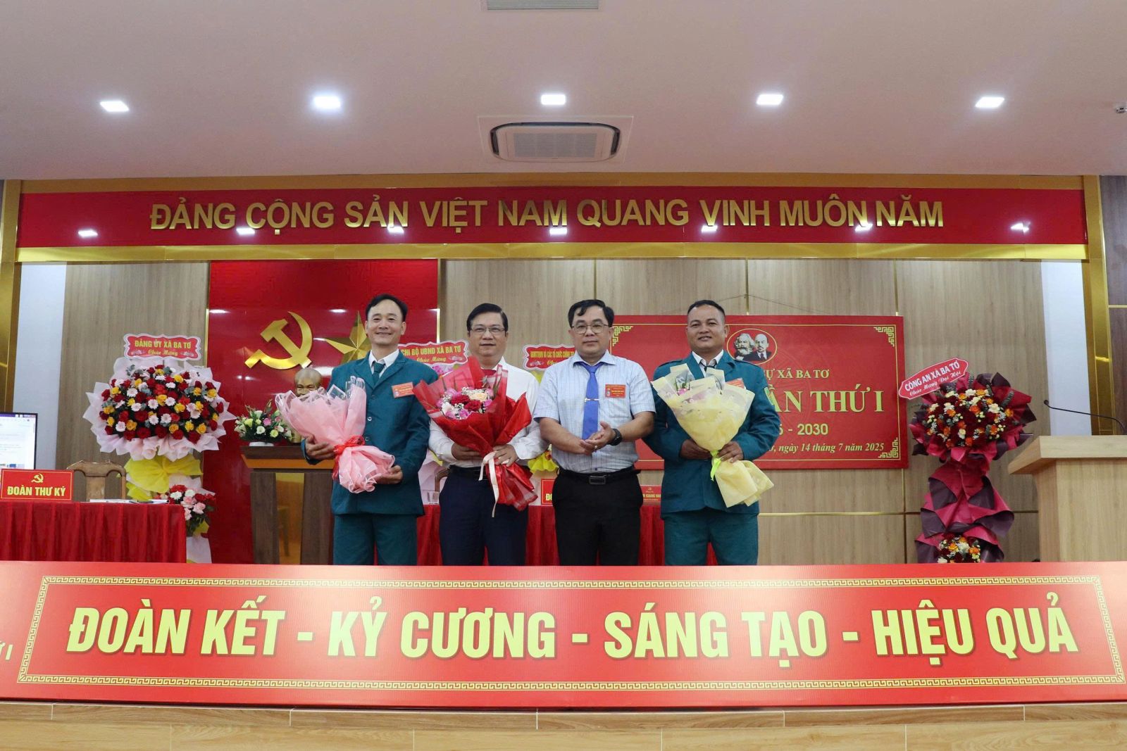 Lãnh đạo tặng hoa chúc mừng
