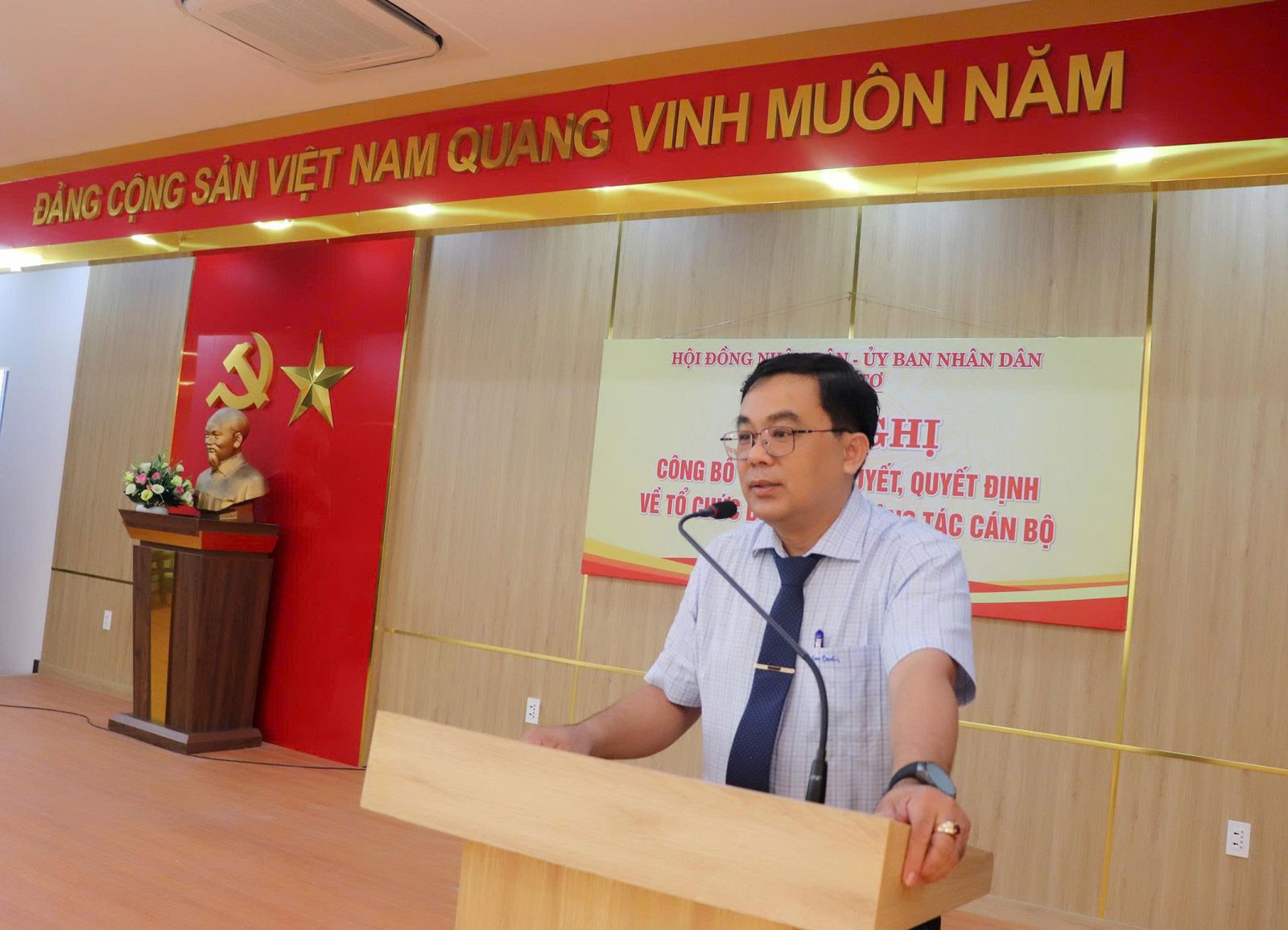 Đồng chí Đinh Trọng Thành, Chủ tịch UBND xã phát biểu giao nhiệm vụ